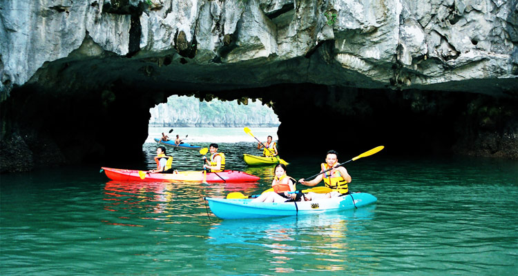 Kayaking Luon Cave