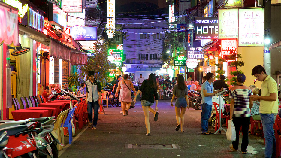 backpackers-streets-in-ho-chi-minh-city-2