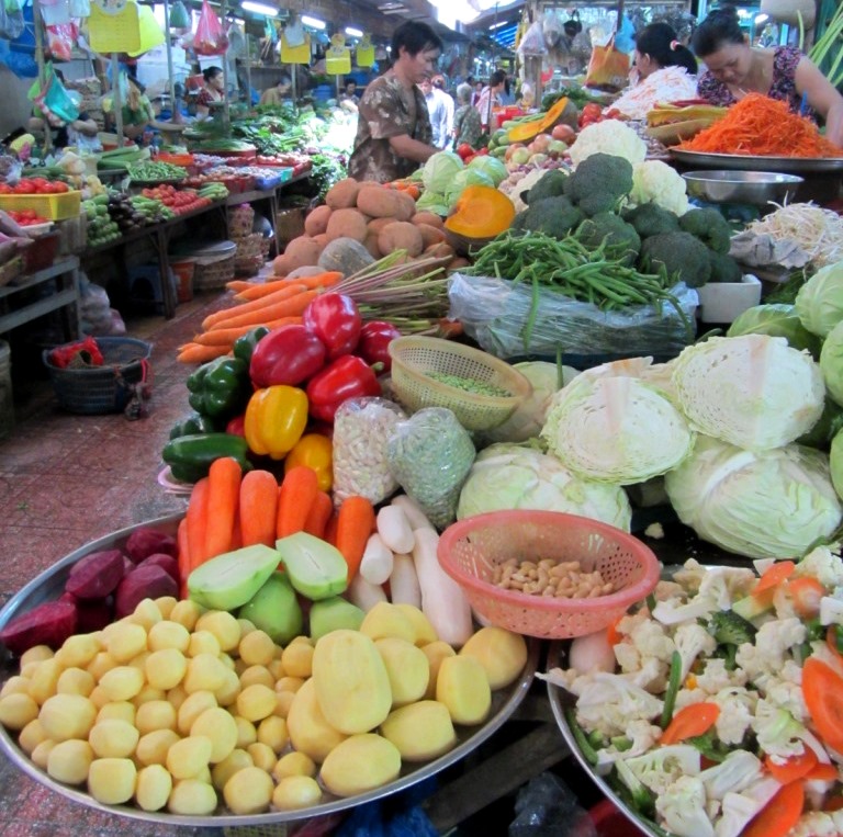 5-must-go-traditional-market-in-saigon-1