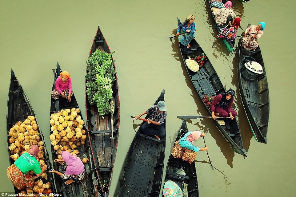 floating-market-in-borneo-indonesia-3