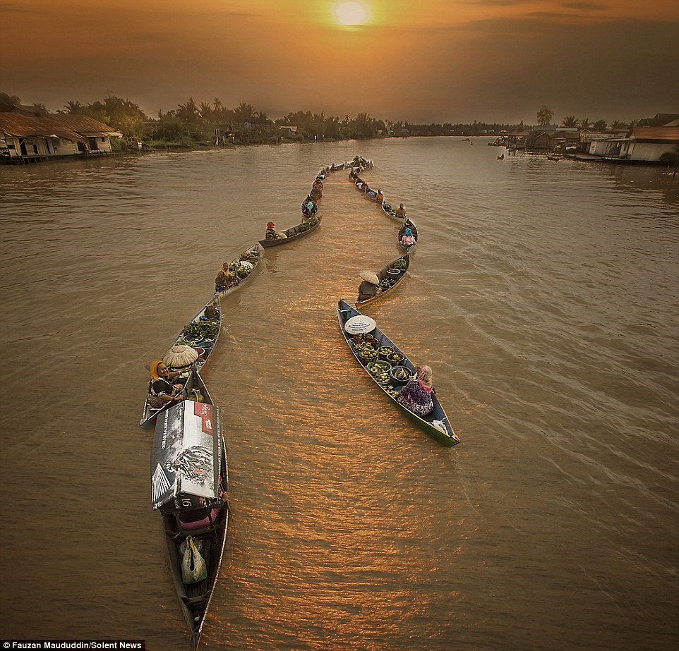 floating-market-in-borneo-indonesia-6