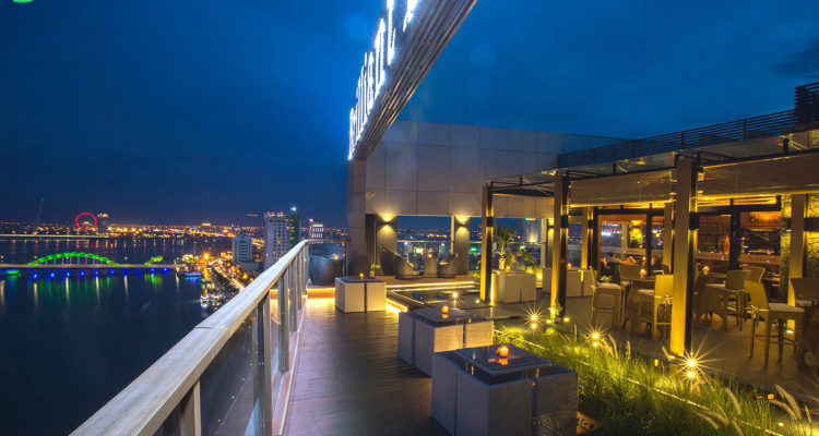 The outstanding point of this bar is the expansice view of the city