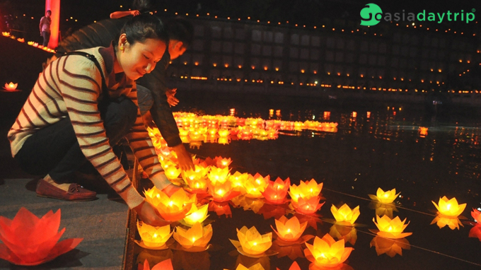 Dropping the flower lights is an outstanding activity in Hoi An.