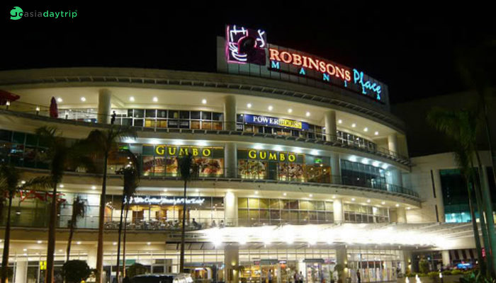 The shopping mall has the good location for tourists to visit