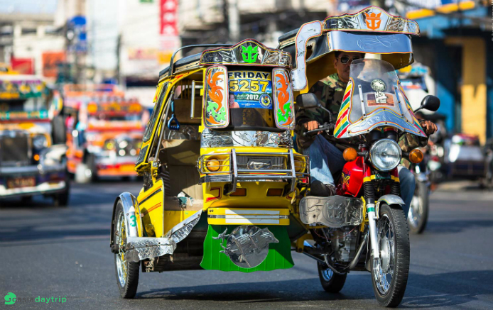 The colorful tricycle will take you to visit the city in the very "local" way