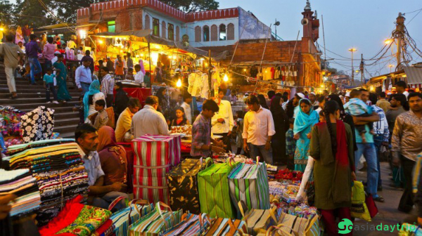 A night market of local people
