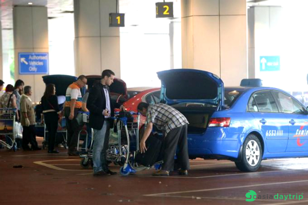 Passengers at the taxi stand at Changi Airport Terminal 3