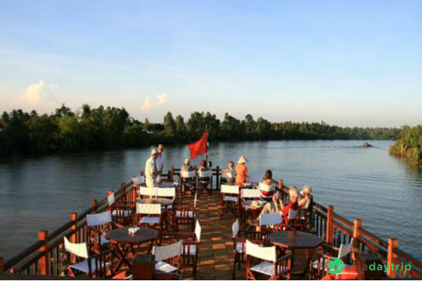 If you don't know what to do in Phnom Penh then spend time in Tonle River is the ideal choice
