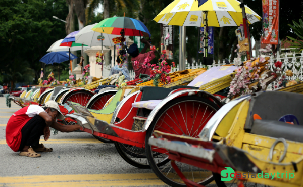 Trishaw is the favorite choice of tourists to explore the city