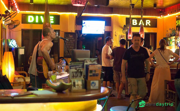 A little live music of Dive Bar is the ideal place for Hoi An nightlife