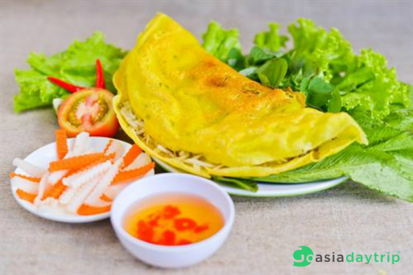 You can easily find a Vietnamese crepe eatery in Hoi An market with good taste and price