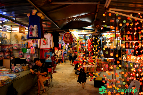 If you are wondering things to do in Penang, let's go to Batu Ferringhi night market. You can buy a lot of lovely souvenirs there