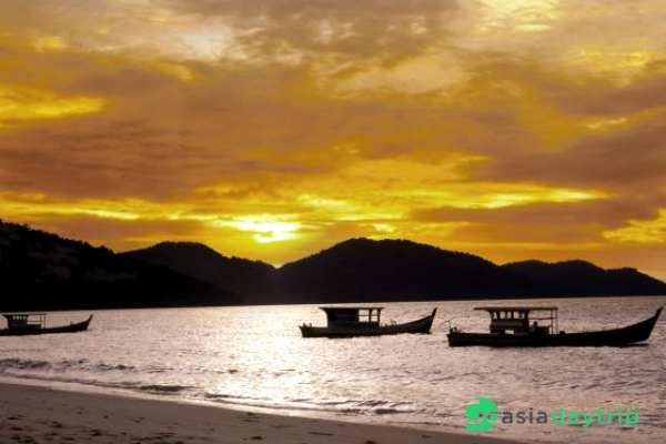 Taking cruise in Penang in sunset moment is the attractive activity in Penang