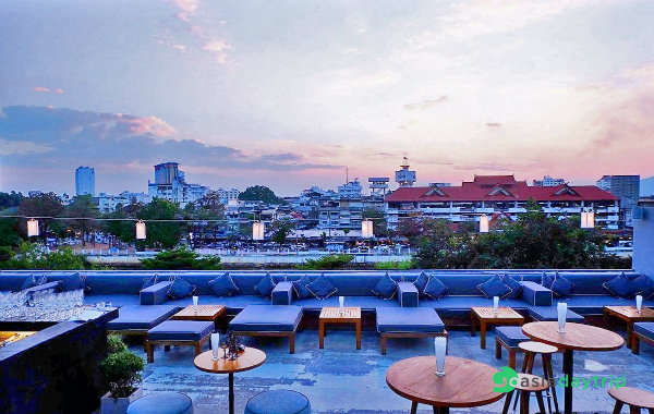 The Rooftop Sala Lanna is the ideal place to enjoy nightlife in Chiang Mai