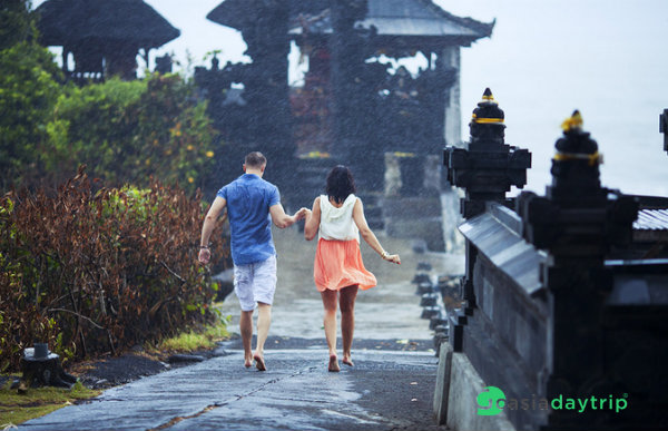 Running under the rain with your loved one is the most romantic moment on Valentine's Day