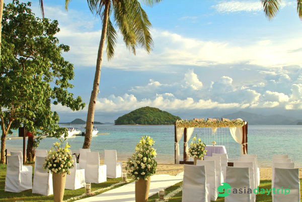 Propose in the beautiful beach of Coron is the good idea for Valentine