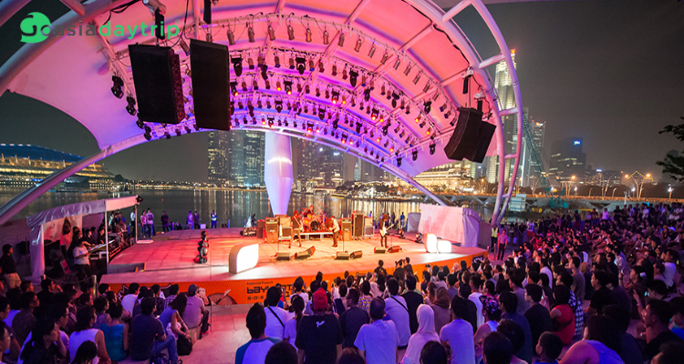 Free-music-performance-in-the-Esplanade
