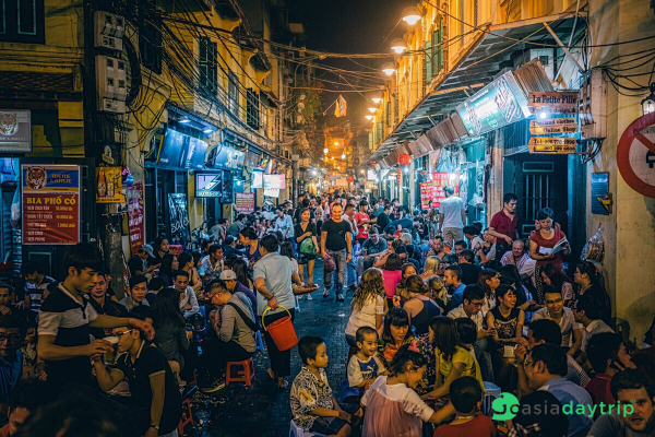 Bustling night at Ta Hien Street - food streets of Hanoi