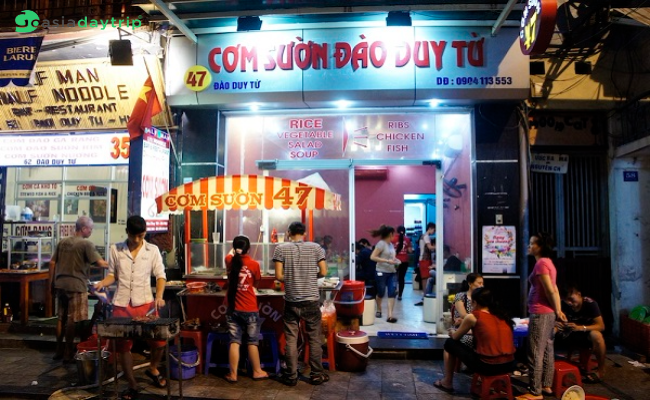 Chicken rice at 47 Dao Duy Tu Street - Hanoi nightlife turn right tour