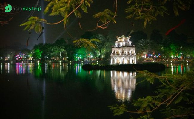 Hoan Kiem Lake - Hanoi nightlife turn right tour
