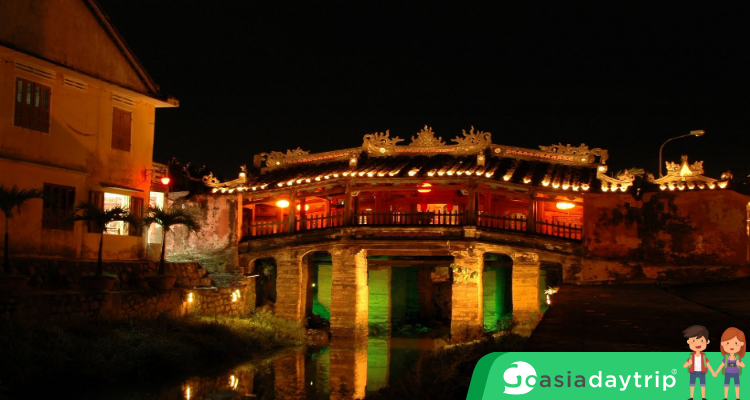 Japanese-Covered-Bridge-in-Hoi-An-Top-7-nightlife-escape-tips-in-Hoi-An-Ancient-Town