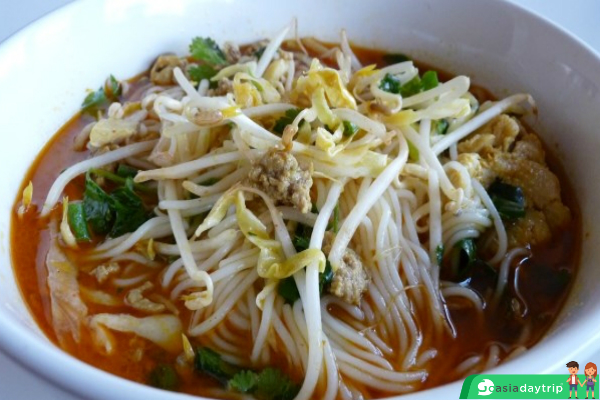 Khao Poon (Rice Vermicelli Soup)