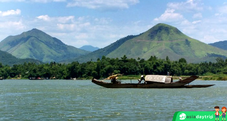 Huong River and Ngu Mount are two images that always links together