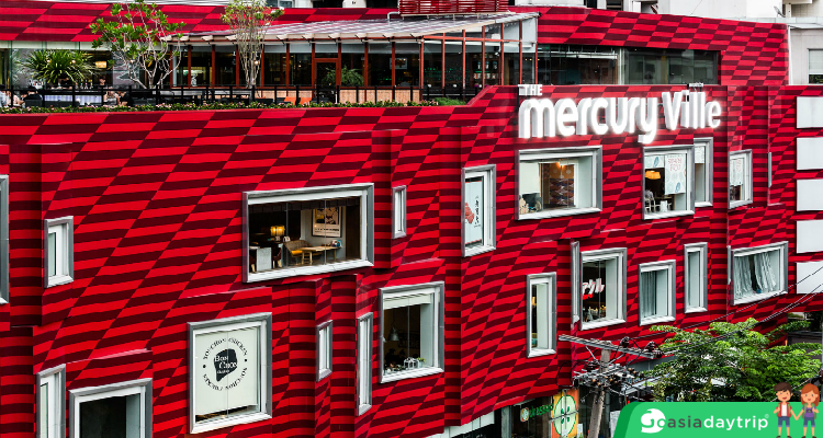 The red color of this building is an impressive feature for tourists