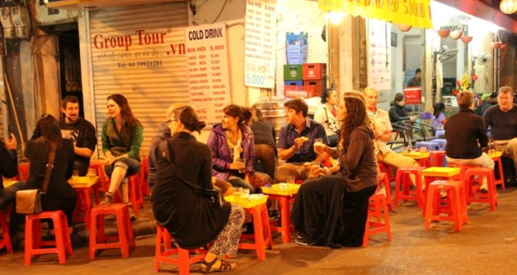 hanoi street food tour at night